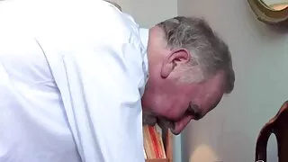 Seksuali mergina pad ...