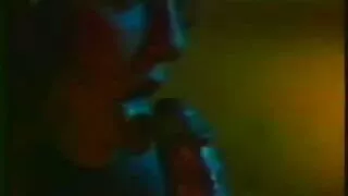 Ji nusimauna juodas  ...
