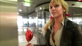 Jis ištraukė erekcij ...