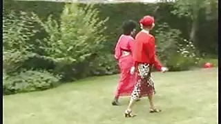 Seksas ant žolės yra ...