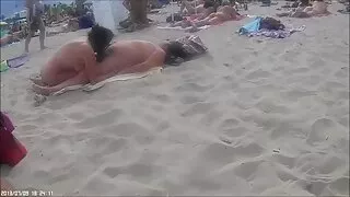 Krūtinga jauna ponia ...